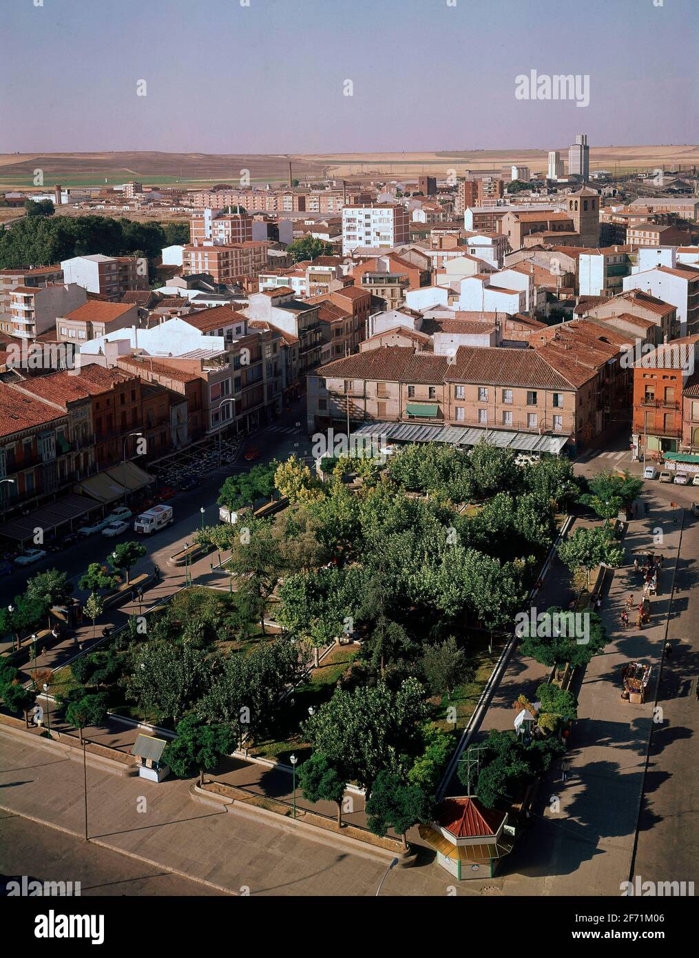 PLAZA MAYOR DE MEDINA DEL CAMPO - FOTO AÑOS 70. Location: EXTERIOR ...