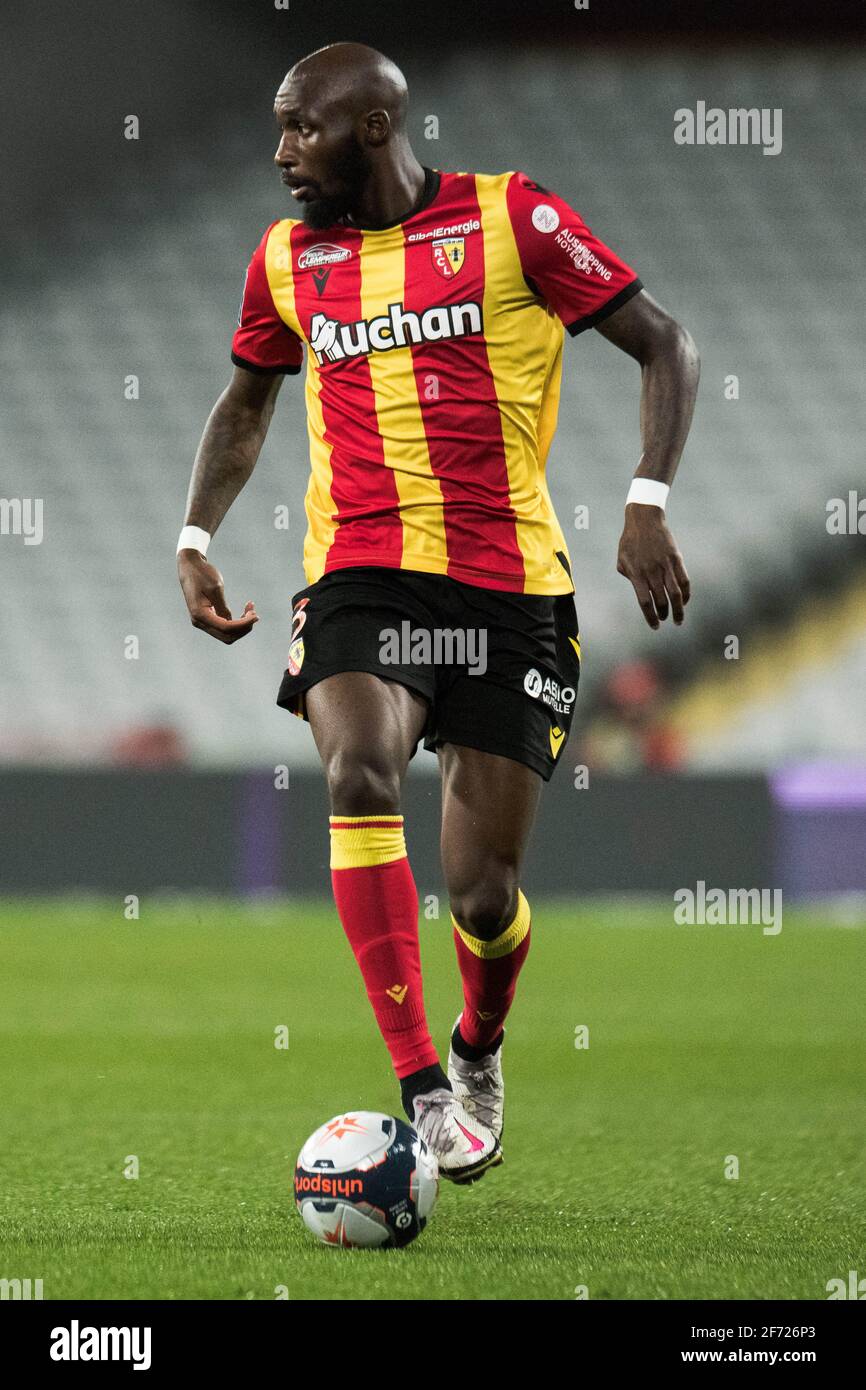 LensâÂ€Â™ French midfielder Seko Fofana runs with the ball during the Ligue  1 football match between RC Lens (RCL) and Olympique Lyonnais (OL) at Stade  Bollaert Delelis in Lens, on April 4,