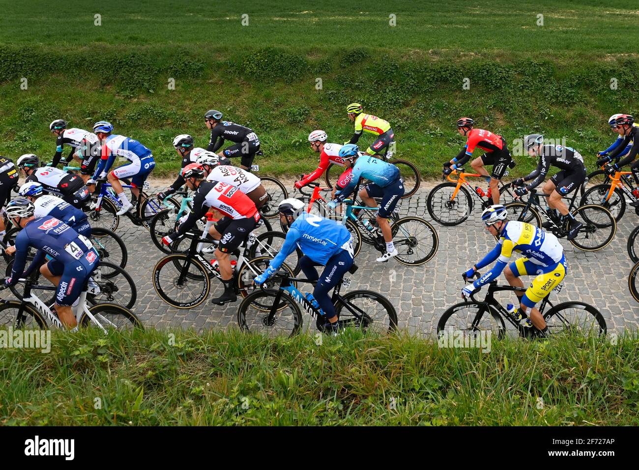 Illustration picture of the pack of riders at Holleweg during the 105th  edition of the 'Ronde van Vlaanderen - Tour des Flandres - Tour of  Flanders' o Stock Photo - Alamy