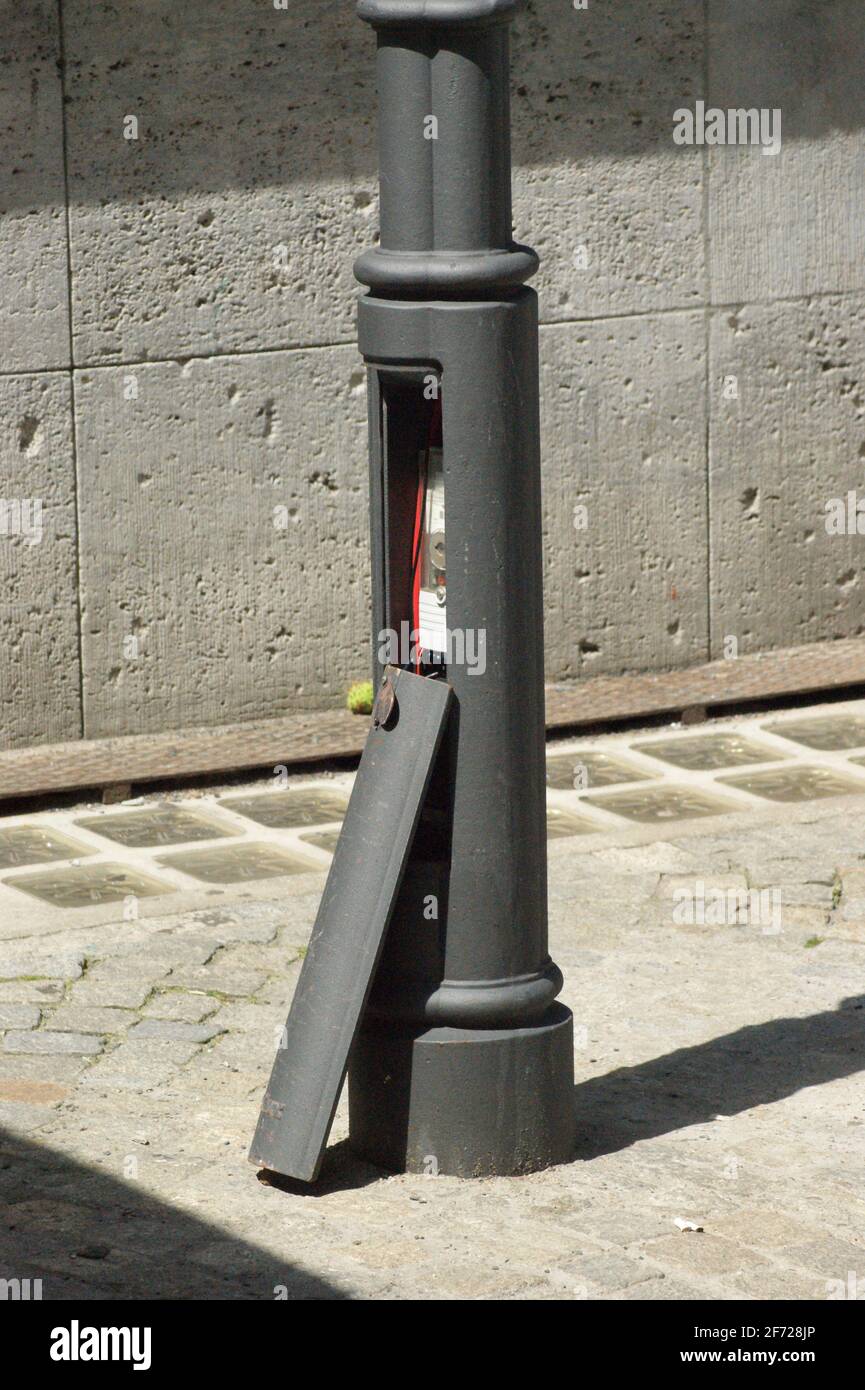 Eine Straßenlaterne mit geöffneter Mastklappe stellt eine potenzielle Stromschlag-Gefahr für Fußgänger dar. Stock Photo