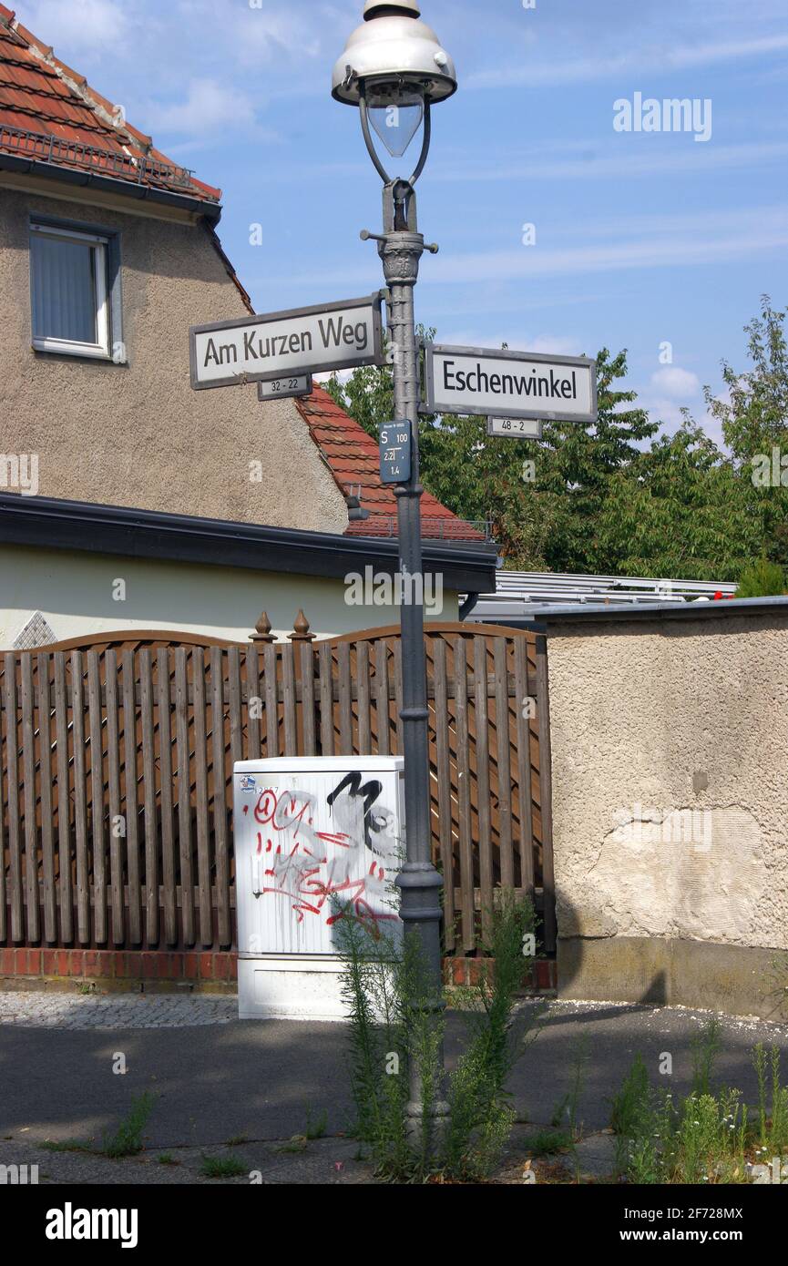 Eine im Berliner Stadtbild in Nebenstraßen anzutreffende Gaslaterne. 'Aufsatzleuchte' an der Kreuzung Am Kurzen Weg/Eschenwinkel in der Gartenstadt St Stock Photo