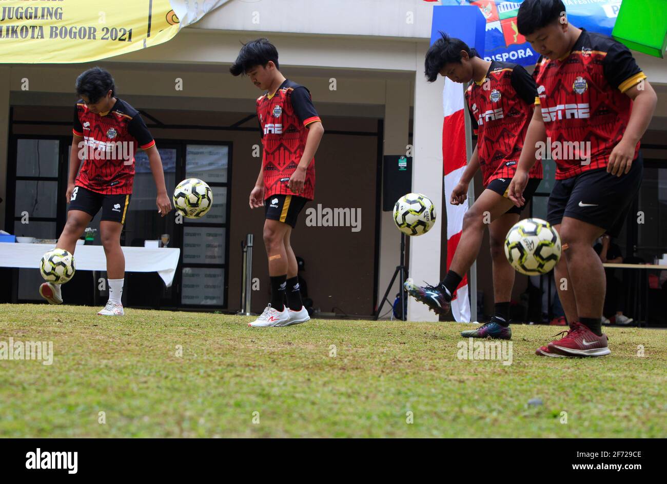 Bogor, Indonesia. 04th Apr, 2021. A student juggles the ball during a juggling competition between junior high and high school students at the Boxies 123 Mall in Bogor, Indonesia on April 04, 2021. (Photo by Adrian Adi/INA Photo Agency/Sipa USA) Credit: Sipa USA/Alamy Live News Stock Photo