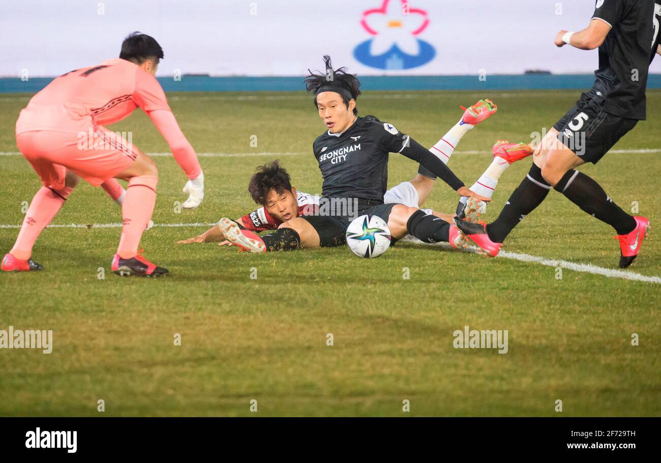 Seoul, South Korea. 10th Mar, 2021. (L-R) Kim Young-Kwang (Seongnam FC), Na Sang-Ho (FC Seoul), Lee Chang-Yong (Seongnam FC), Mar 10, 2021 - Football/Soccer : Seongnam FC goalkeeper Kim Young-Kwang watches the ball as Na Sang-Ho of FC Seoul and Lee Chang-Yong of Seongnam FC in action during the 3rd round of the 2021 K League 1 soccer match between Seongnam FC 1-0 FC Seoul at Tancheon Sports Complex in Seongnam, south of Seoul, South Korea. Credit: Lee Jae-Won/AFLO/Alamy Live News Stock Photo