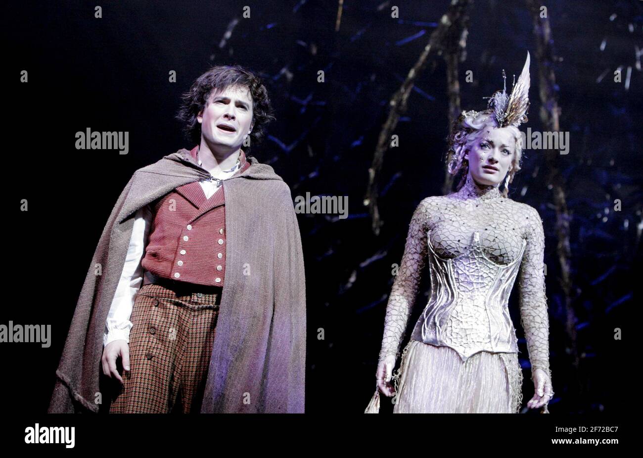 Lothlorien: James Loye (Frodo), Laura Michelle Kelly (Galadriel) in THE LORD OF THE RINGS at the Theatre Royal Drury Lane, London WC2  19/06/2007  based on the books by J R R Tolkien  book & lyrics: Shaun McKenna & Matthew Warchus  music: A R Rahman, Varttina & Christopher Nightingale  set & costume design: Rob Howell  lighting design: Paul Pyant  choreography: Peter Darling  director: Matthew Warchus Stock Photo