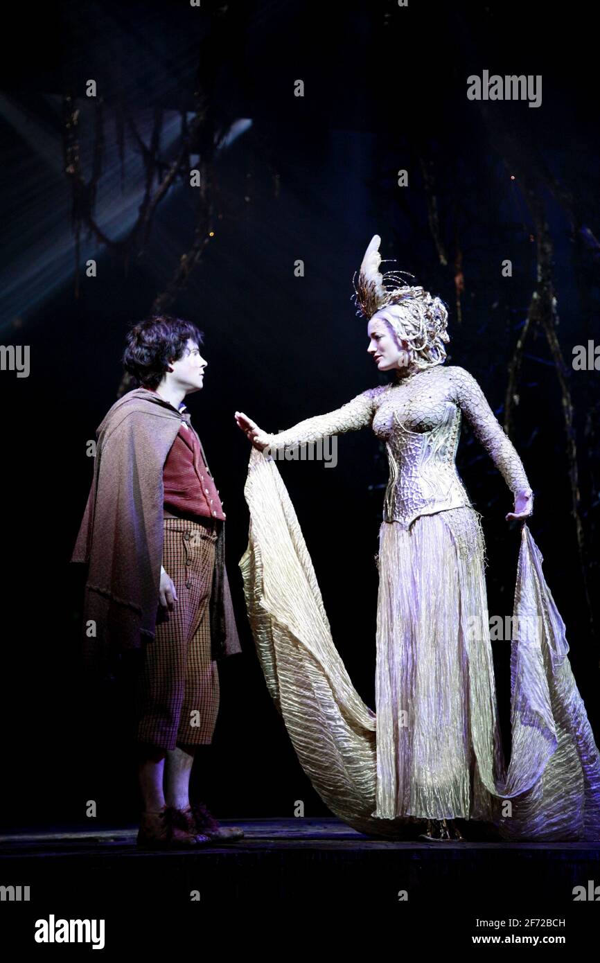 Lothlorien: James Loye (Frodo), Laura Michelle Kelly (Galadriel) in THE LORD OF THE RINGS at the Theatre Royal Drury Lane, London WC2  19/06/2007  based on the books by J R R Tolkien  book & lyrics: Shaun McKenna & Matthew Warchus  music: A R Rahman, Varttina & Christopher Nightingale  set & costume design: Rob Howell  lighting design: Paul Pyant  choreography: Peter Darling  director: Matthew Warchus Stock Photo