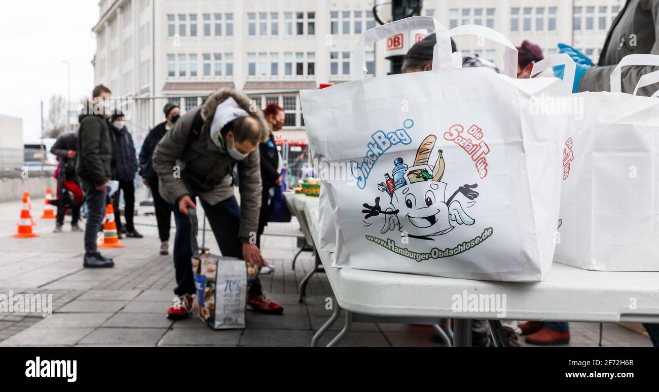 Hamburg, Germany. 04th Apr, 2021. Food donation bags will be distributed to the needy on Easter Sunday by helpers of the citizens' initiative 'Help for Hamburg's Homeless' in front of the main train station. Credit: Markus Scholz/dpa/Alamy Live News Stock Photo
