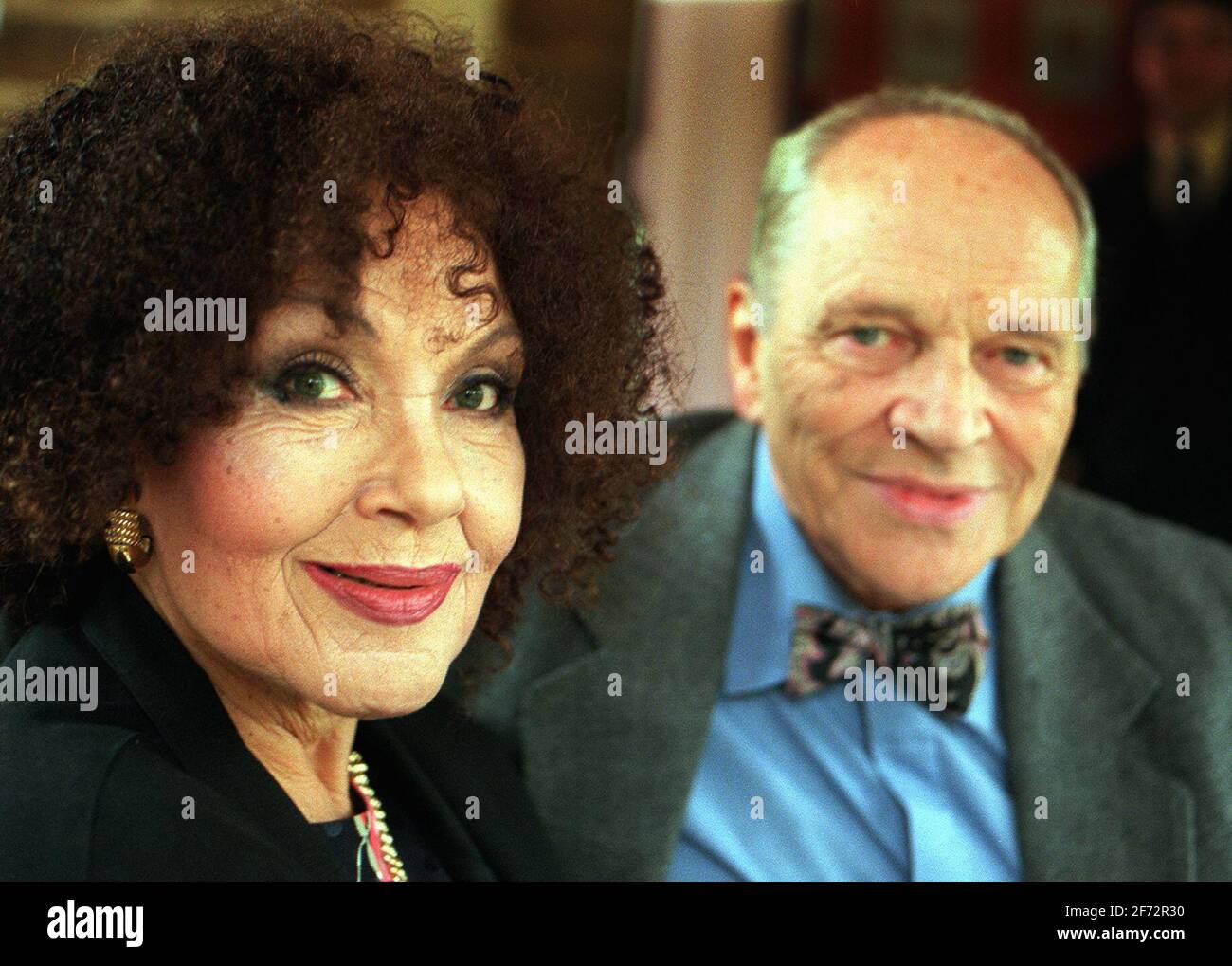 CLEO LAINE AND JOHN DANKWORTH  at home November 1999DAME CLEO LAINE AND JOHN DANKWORTH IN THEIR HOUSE IN WAVENDON MILTON KEYNES Stock Photo