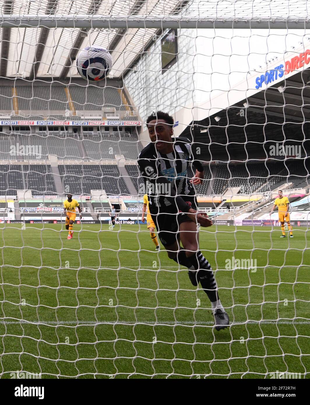 Newcastle United's Joe Willock scores their side's second goal of the game during the Premier League match at St James' Park, Newcastle. Picture date: Sunday April 4, 2021. Stock Photo