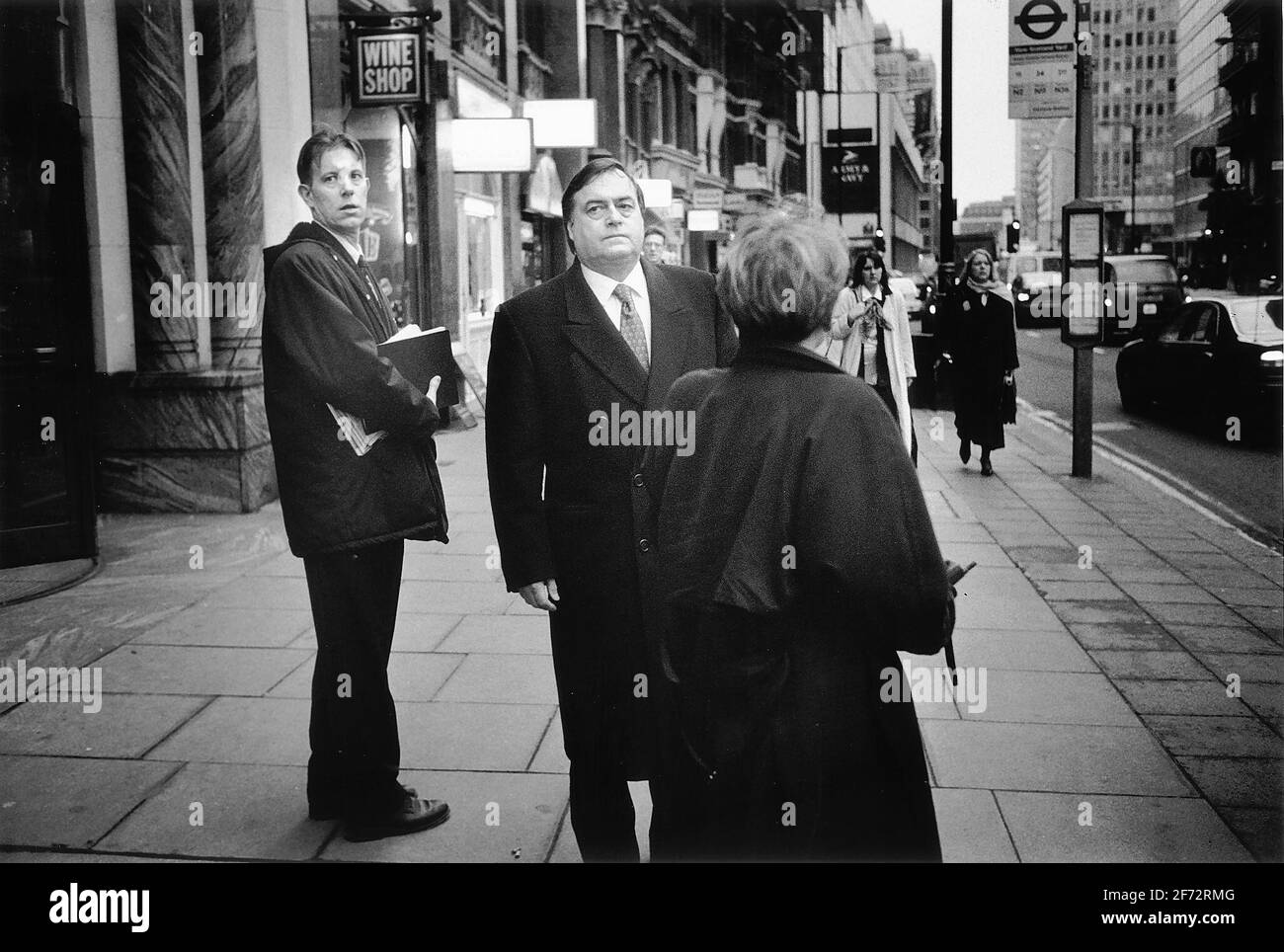 JOHN PRESCOTT LABOUR MP( WITH JEFF POSTLEWAITE(L) A MEMBER OF HIS OFFICE STAFF), WAITS IN VICTORIA, LONDON, FOR HIS MISLAID CAR TO TAKE HIM TO TALK WITH LABOUR PARTYS PROSPECTIVE ELECTION CANDIDATES AT VICTORIA, LONDON. AFTER EARLY MORNING PHOTOCALL.PHOTO: BRIAN HARRIS Stock Photo