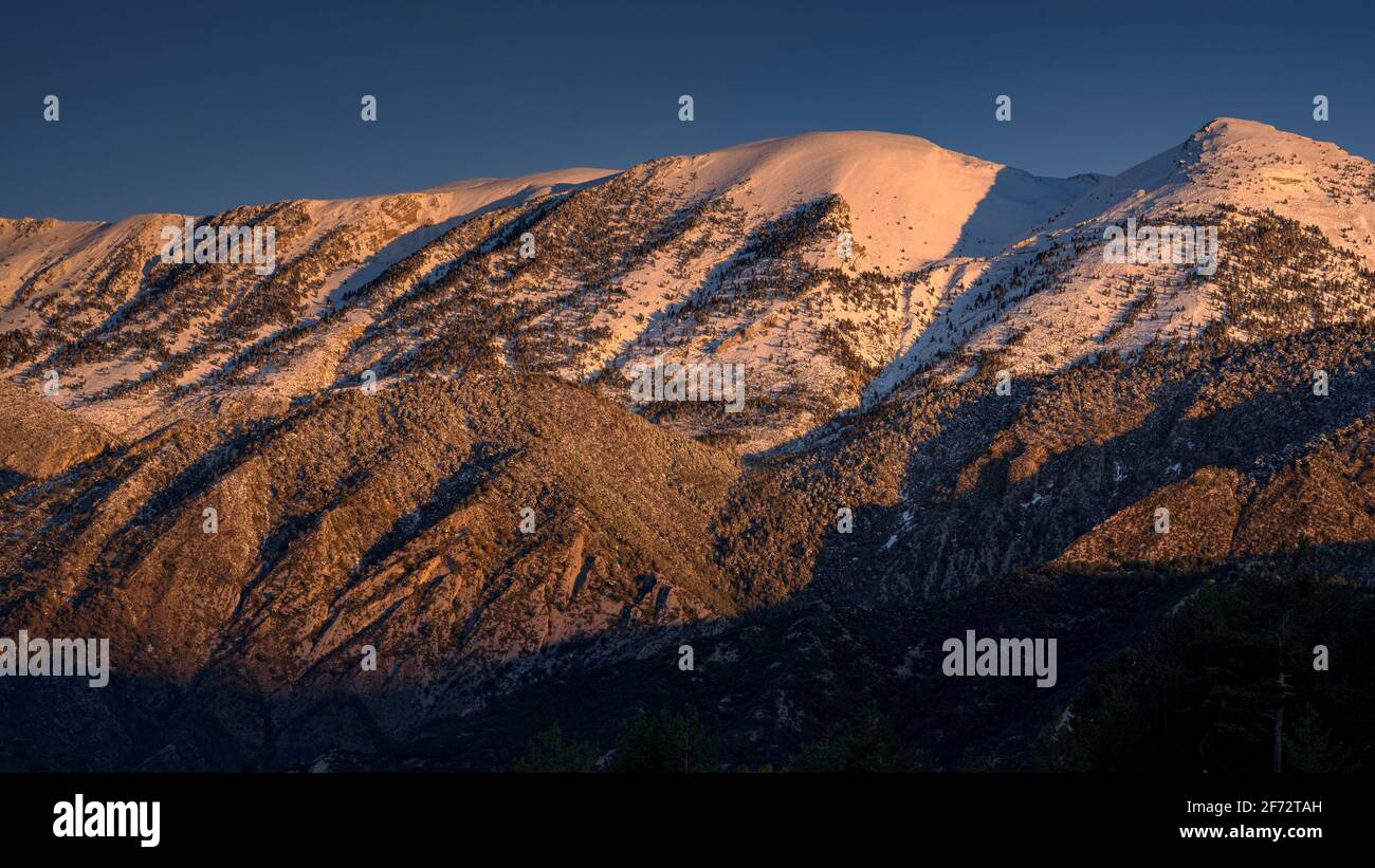Serra del Cadí range and Comabona summit, at sunrise, after first snowfalls in autumn. (Barcelona province, Catalonia, Pyrenees, Spain) Stock Photo