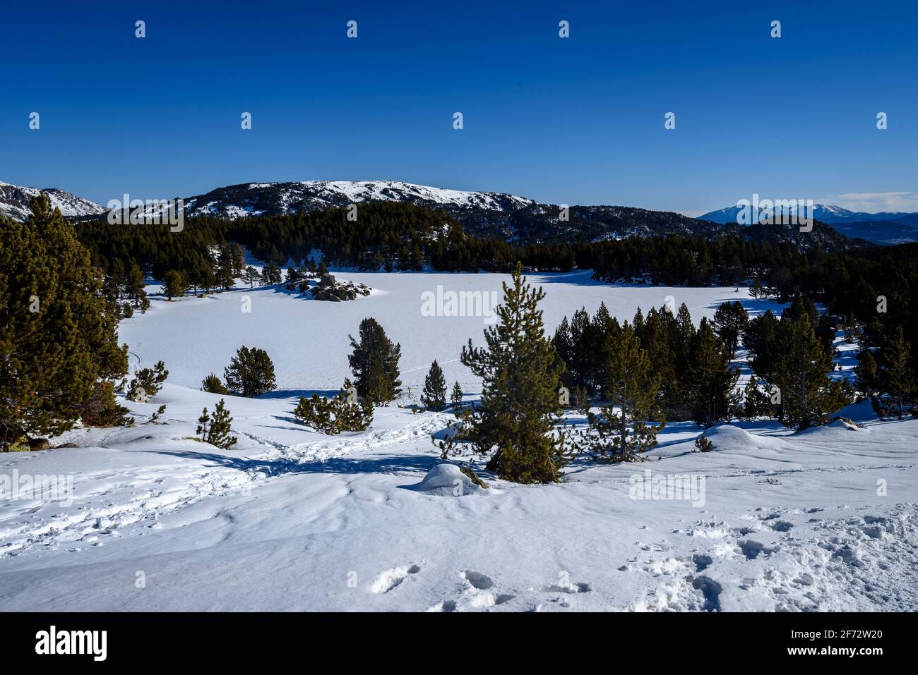 Snow covered Carlit lakes in winter (Pyrenees Orientales, Occitanie, France) ESP: Estanys del Carlit nevados en invierno, Pirineos Orientales, Francia Stock Photo