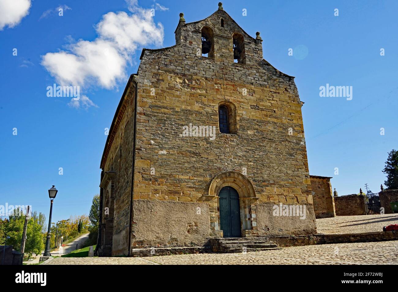 Villafranca in the West of Ponferrada: Romanesque Santiago church, Jakobskirche Villafranca mit Gnadenpforte in der Seitenfront Stock Photo