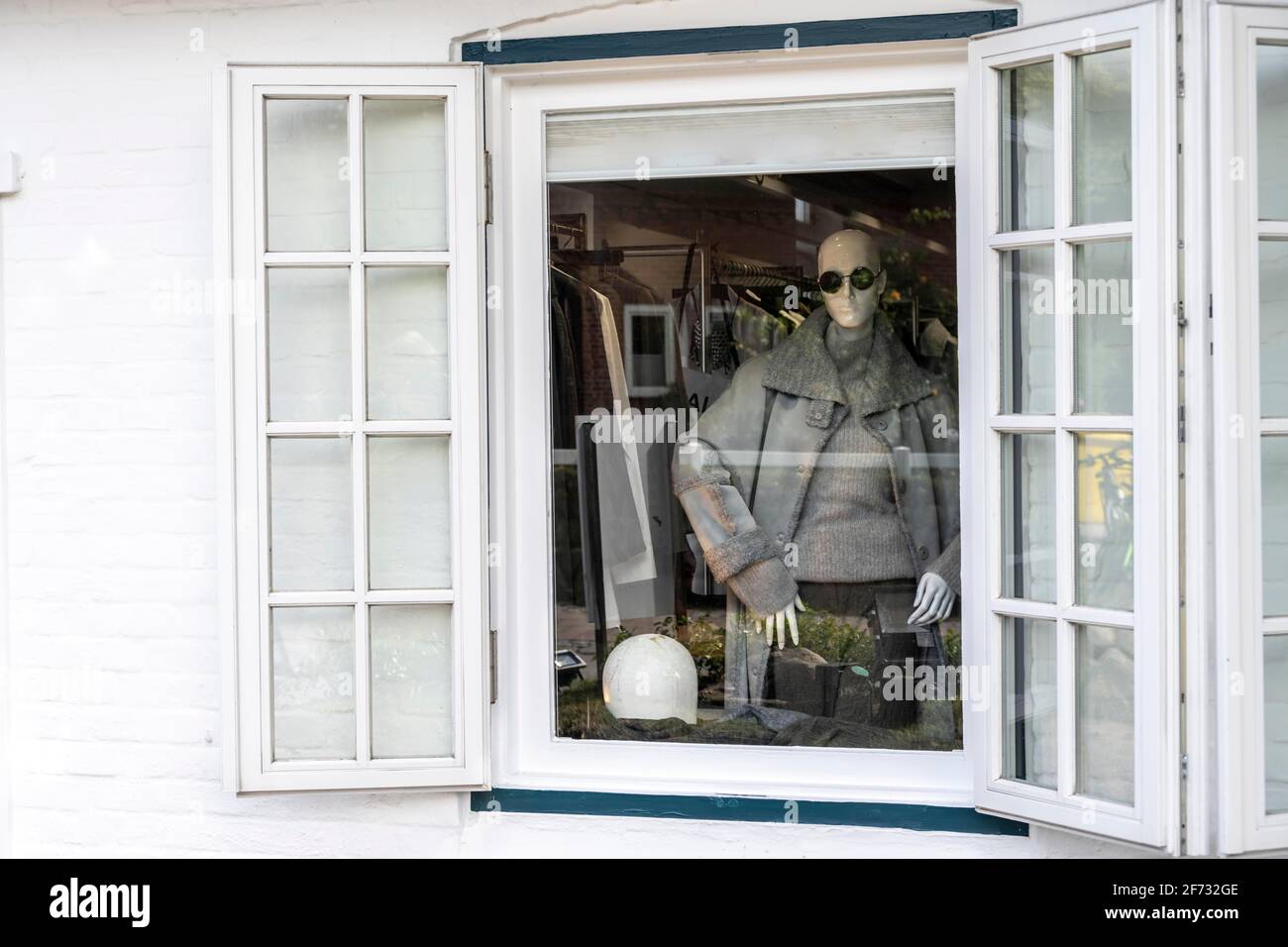Shop window, mannequin with sunglasses, Keitum, Sylt, North Frisia, Schleswig-Holstein, Germany Stock Photo
