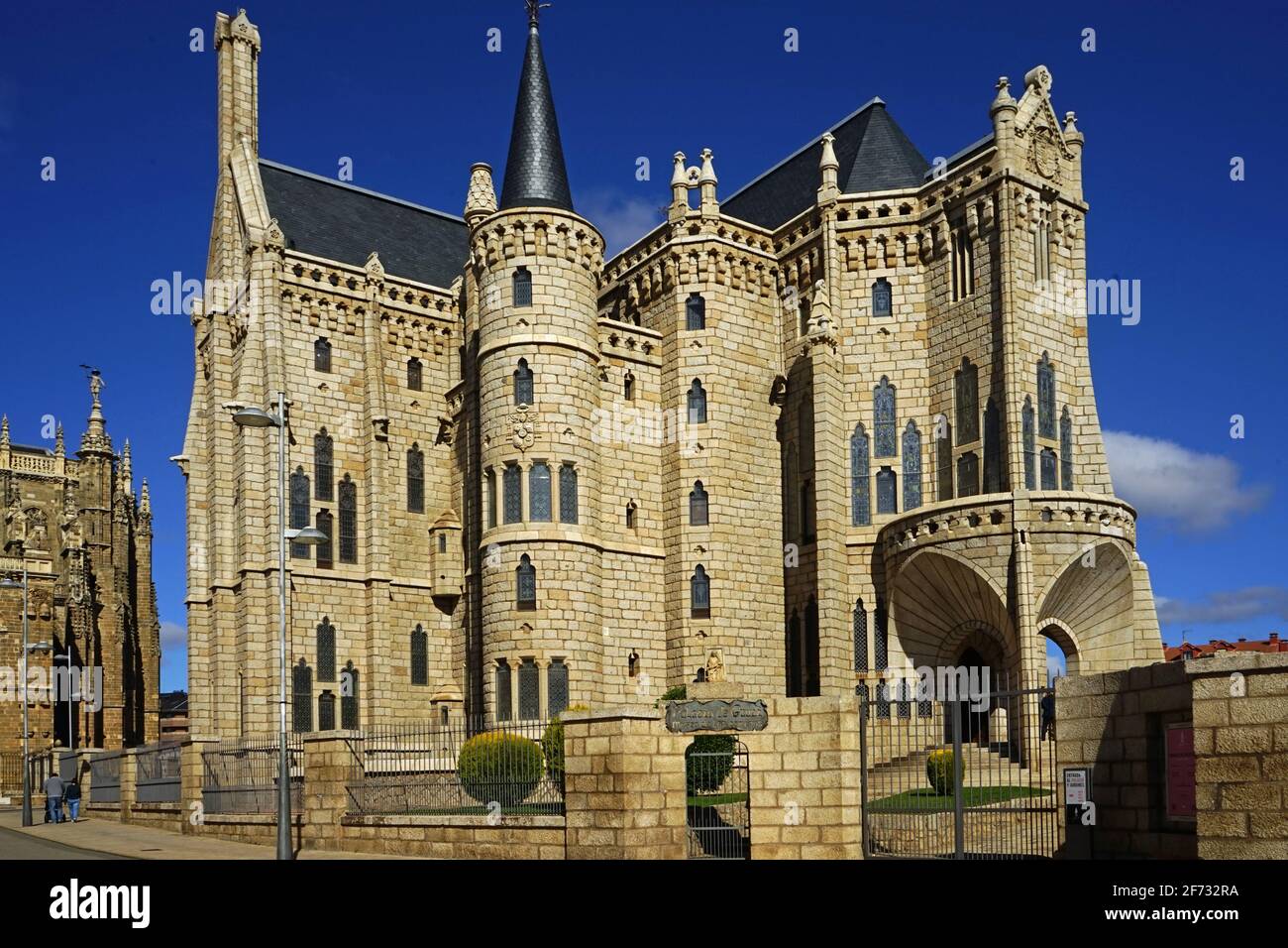 Astorga: Neogotische Bischofspalast von Antoni Gaudi, erbaut Anfang des 20. Jh., Oktober 2020 Way of St.James, Camino de Santiago Stock Photo
