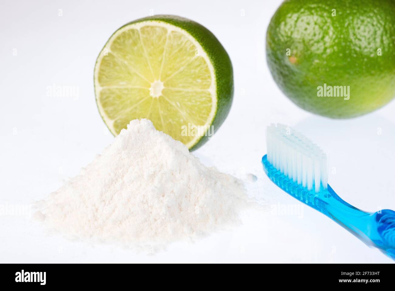 Dents Blanches Avec Le Citron Et Le Bicarbonate De Soude Photo stock -  Image du toothbrush, nettoyage: 106545904