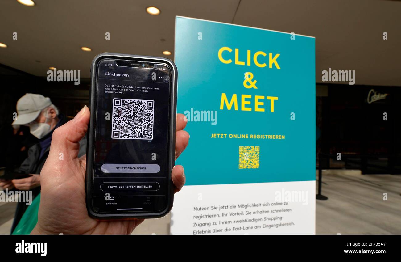 Customer scans QR code, Click &amp; Meet Shopping with QR code, digital contact tracking in retail, Corona crisis, Stuttgart, Baden-Wuerttemberg Stock Photo