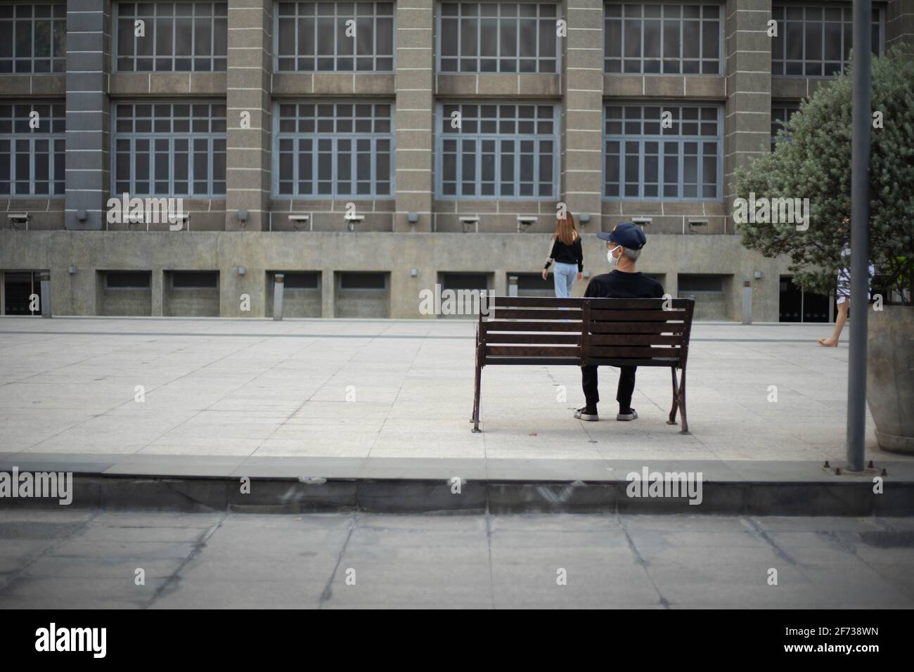 Back of man alone on park bench hi-res stock photography and images - Alamy