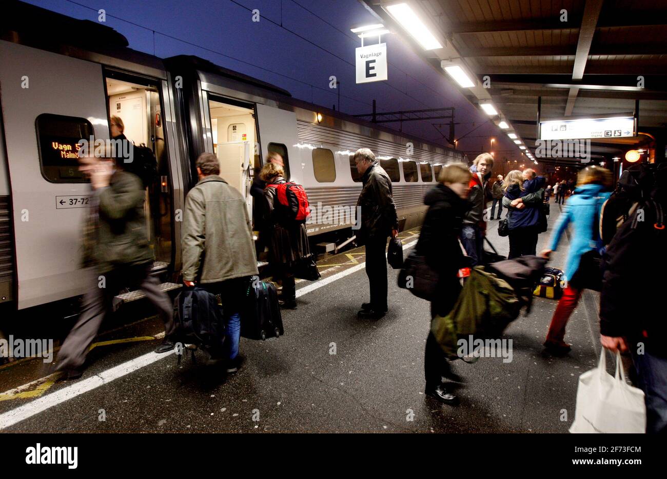 People at SJ's X2000 at Linköping's central station Stock Photo - Alamy