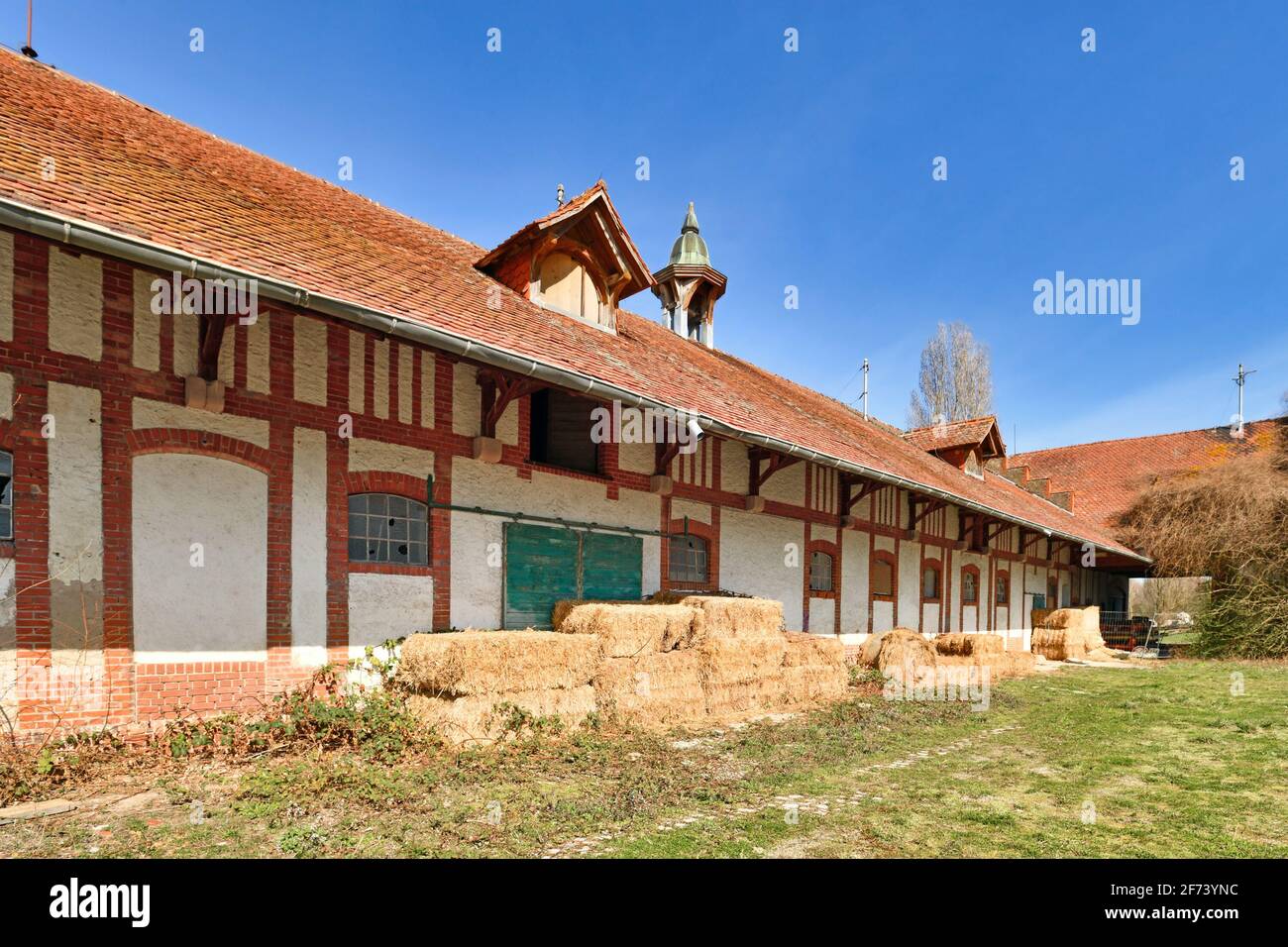 Old abandoned building of farm called 'Alter Gutshof Am stillen Meiler'. A former farm located next to closed down power plant in Philippsburg Stock Photo