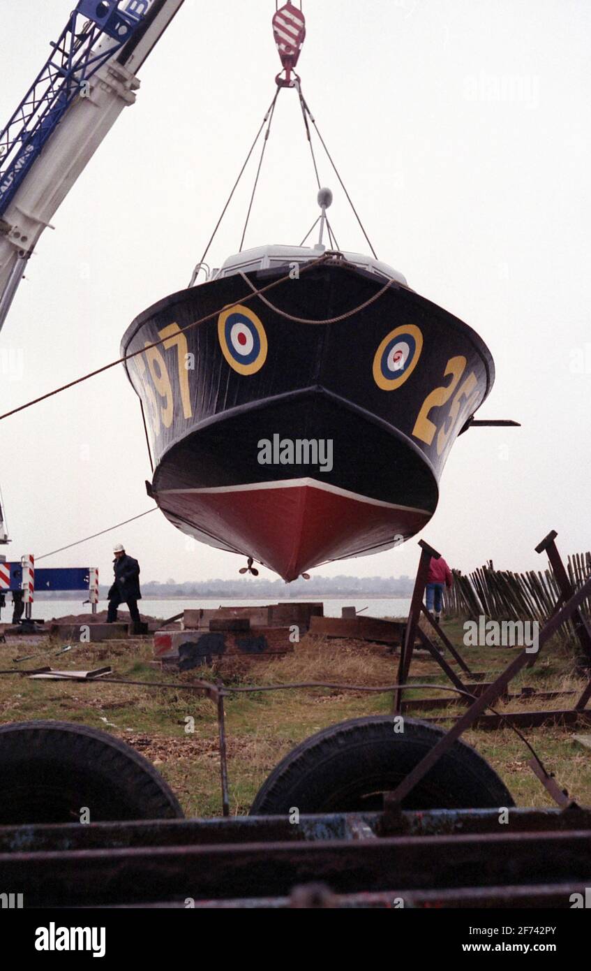 AJAXNETPHOTO. 7TH FEBRUARY, 1996. CALSHOT, ENGLAND. -ASR LIFT - AIR SEA RESCUE CRAFT 2597 BEING LIFTED INTO THE WATER AT CALSHOT SPIT AHEAD OF TOW TO THE HAMBLE RIVER AND A NEW MOORING.  PHOTO: JONATHAN EASTLAND/AJAX  REF:960702 25 Stock Photo