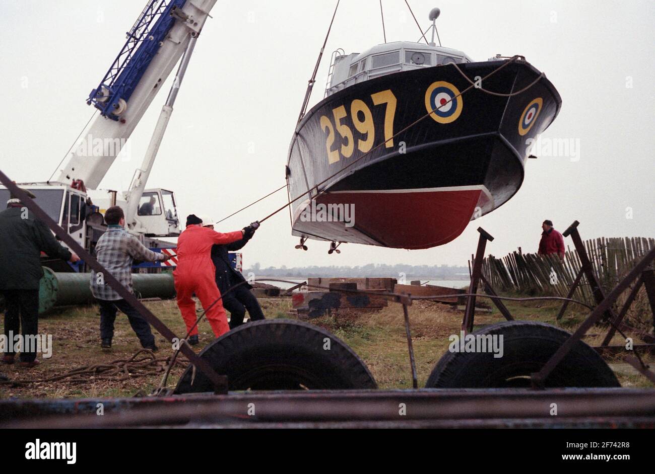 AJAXNETPHOTO. 7TH FEBRUARY, 1996. CALSHOT, ENGLAND. -ASR LIFT - AIR SEA RESCUE CRAFT 2597 BEING LIFTED INTO THE WATER AT CALSHOT SPIT AHEAD OF TOW TO THE HAMBLE RIVER AND A NEW MOORING.  PHOTO: JONATHAN EASTLAND/AJAX  REF:960702 26 Stock Photo