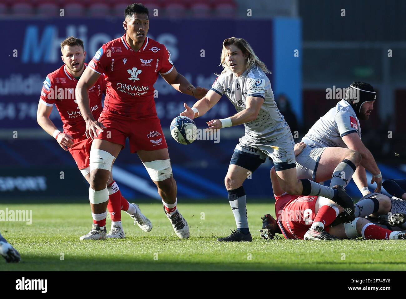 Llanelli Uk 04th Apr 21 Faf De Klerk Of Sale Sharks C Passes The Ball European Rugby Champions Cup Round Of 16 Match Scarlets V Sale Sharks At The Parc Y Scarlets