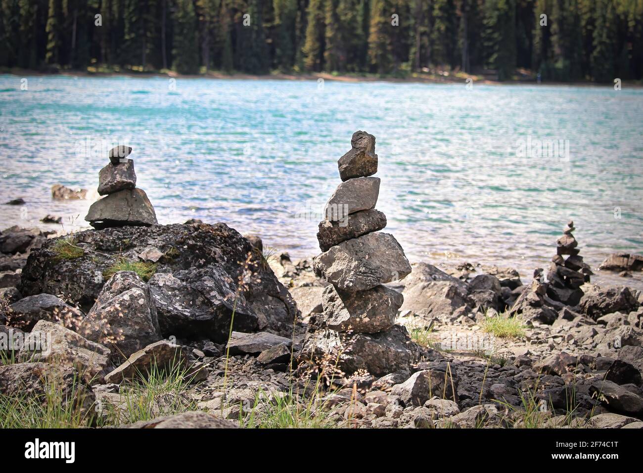 Stack Lakeshore Cairn stacks built along a lake shore in summer Stock Photo - Alamy