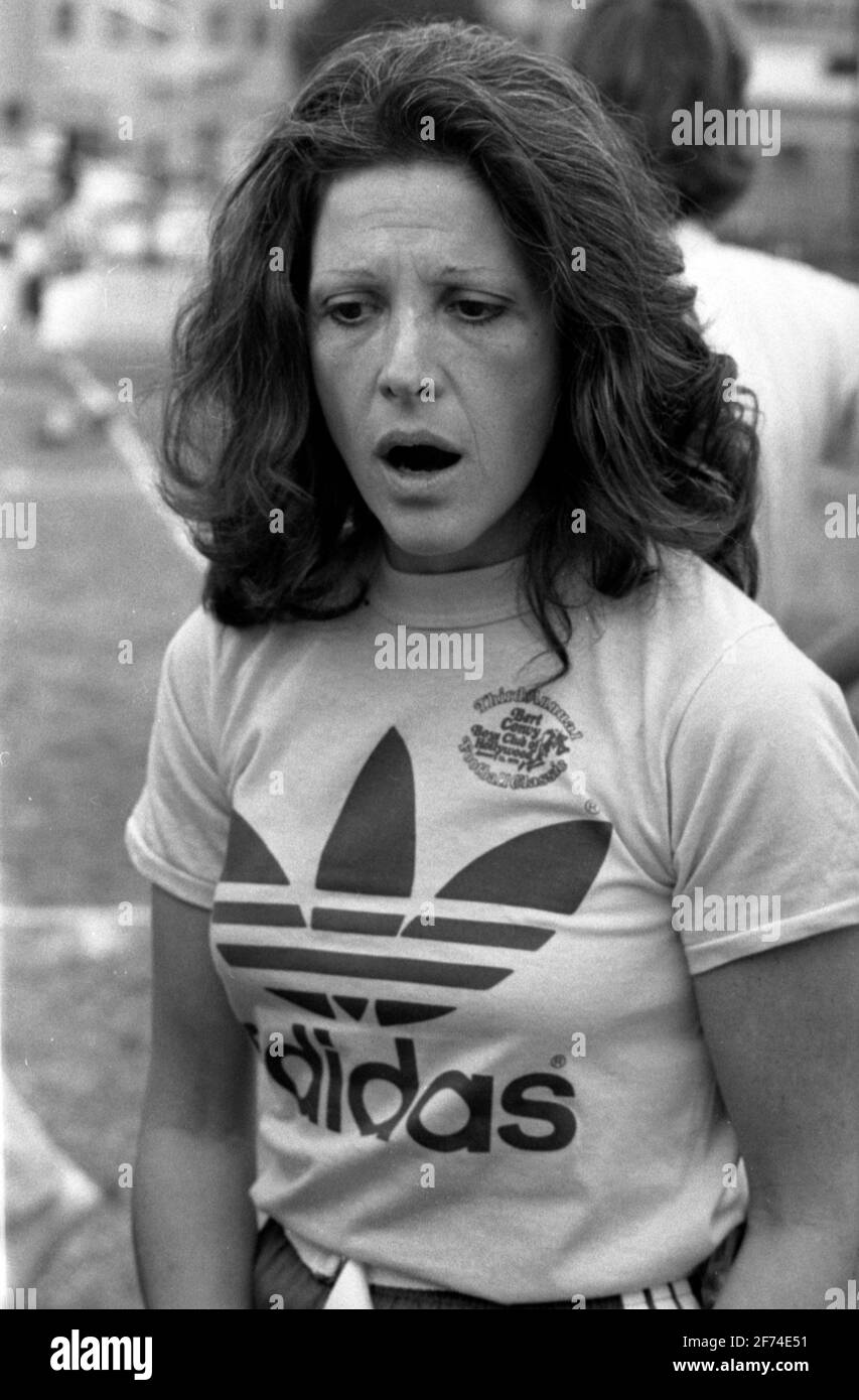 Linda Lavin at the Third Annual Bert Convy Boys Club of Hollywood celebrity  football classic in Hollywood, Los Angeles, California, January 13, 1979  Credit: Ralph Dominguez/MediaPunch Stock Photo - Alamy