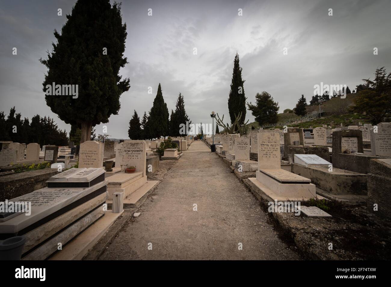 tzfat-israel. 22-03-2021. Crowded tombs, in the new cemetery in the city of tzfat, in the background of a cloudy winter sky Stock Photo