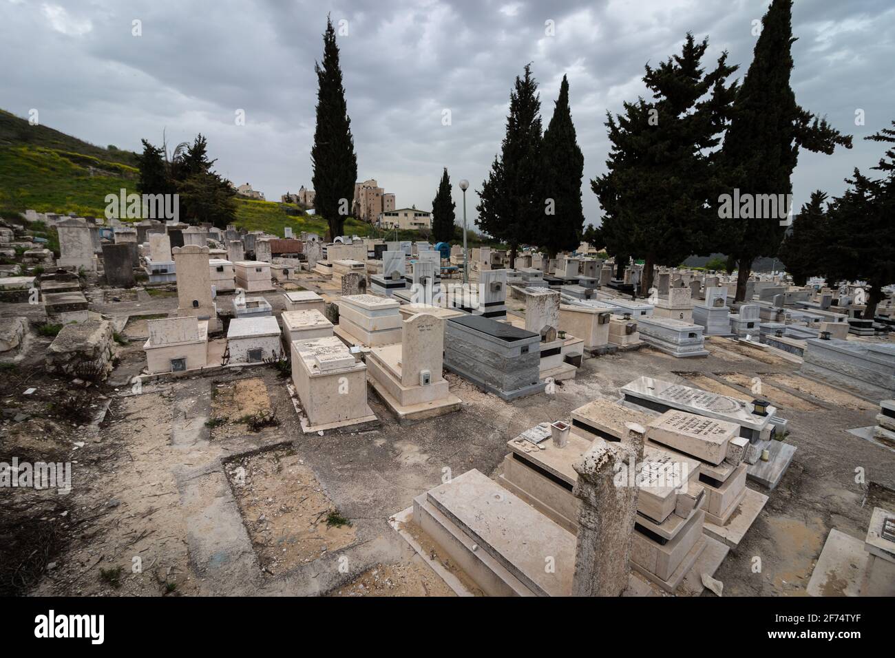 tzfat-israel. 22-03-2021. Crowded tombs, in the new cemetery in the city of tzfat, in the background of a cloudy winter sky Stock Photo