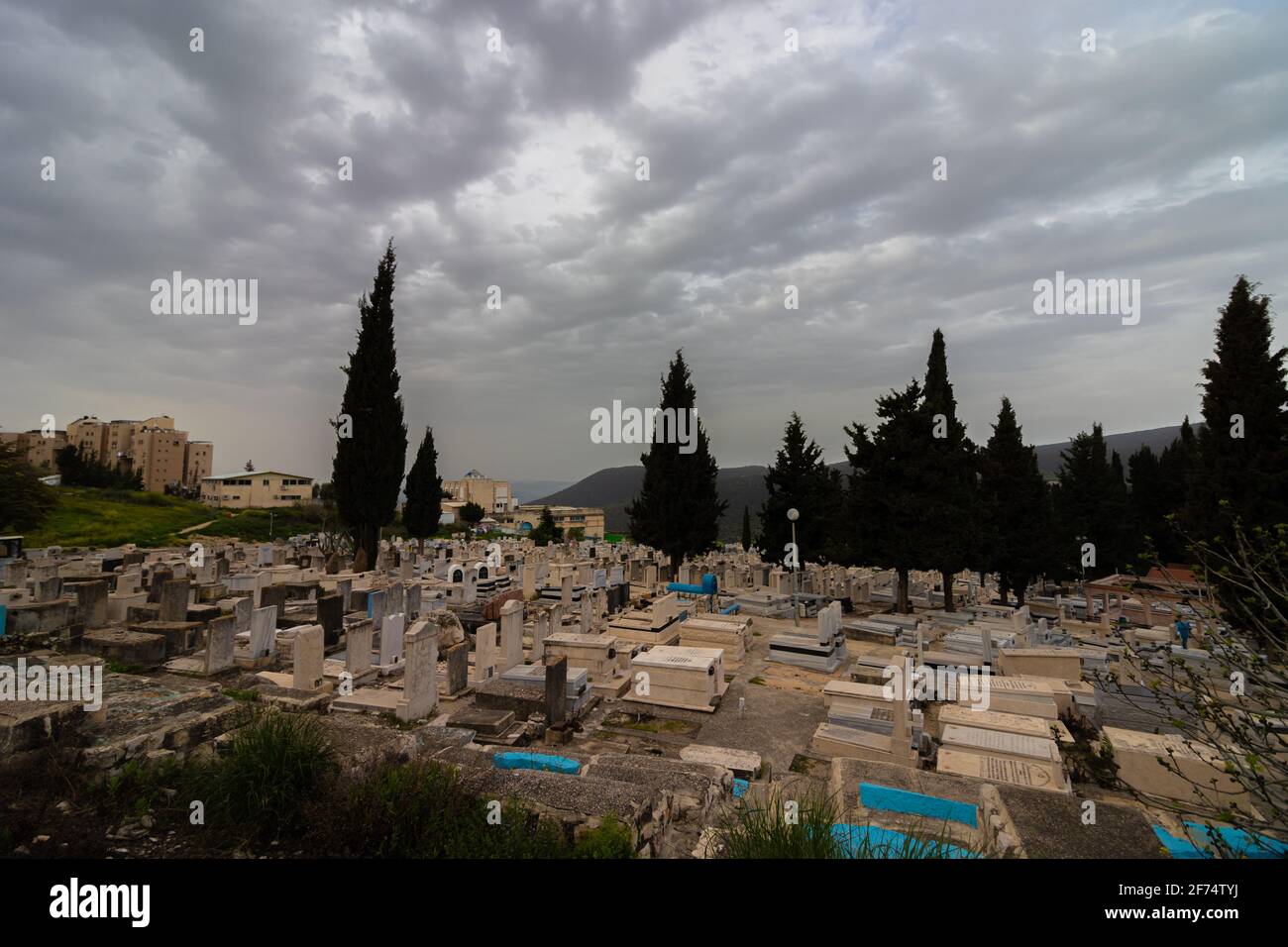 tzfat-israel. 22-03-2021. top view of Crowded tombs, in the new cemetery in the city of tzfat, in the background of a cloudy winter sky Stock Photo