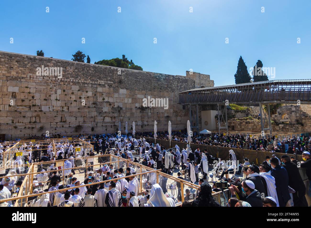 jerusalem, Israel. 29-03-2021. Orthodox Jews at the Birkat Cohanim ceremony at the Western Wall, the compound is divided into transparent plastic shee Stock Photo