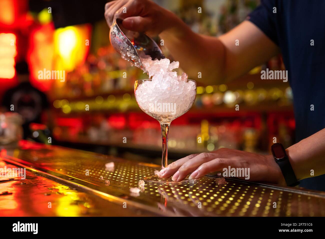 https://c8.alamy.com/comp/2F751C6/hands-of-unrecognizable-bartender-putting-crushed-ice-into-the-cup-while-preparing-a-cocktail-in-the-bar-2F751C6.jpg