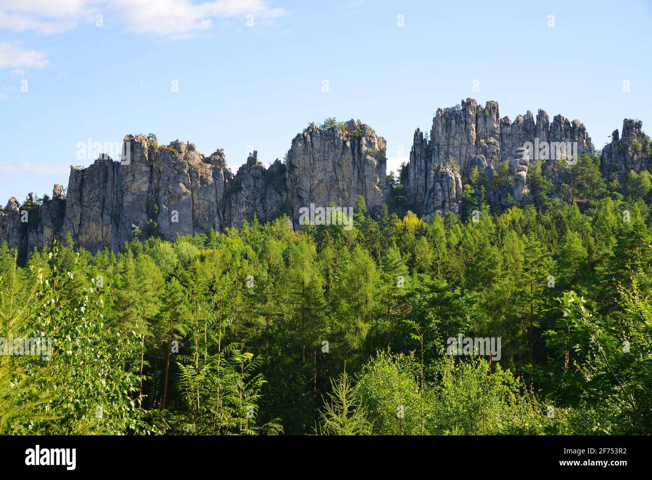 View of the rocky ridge Suche skaly (Dry Rocks) in Bohemian Paradise (Cesky Raj), Czechia. Stock Photo