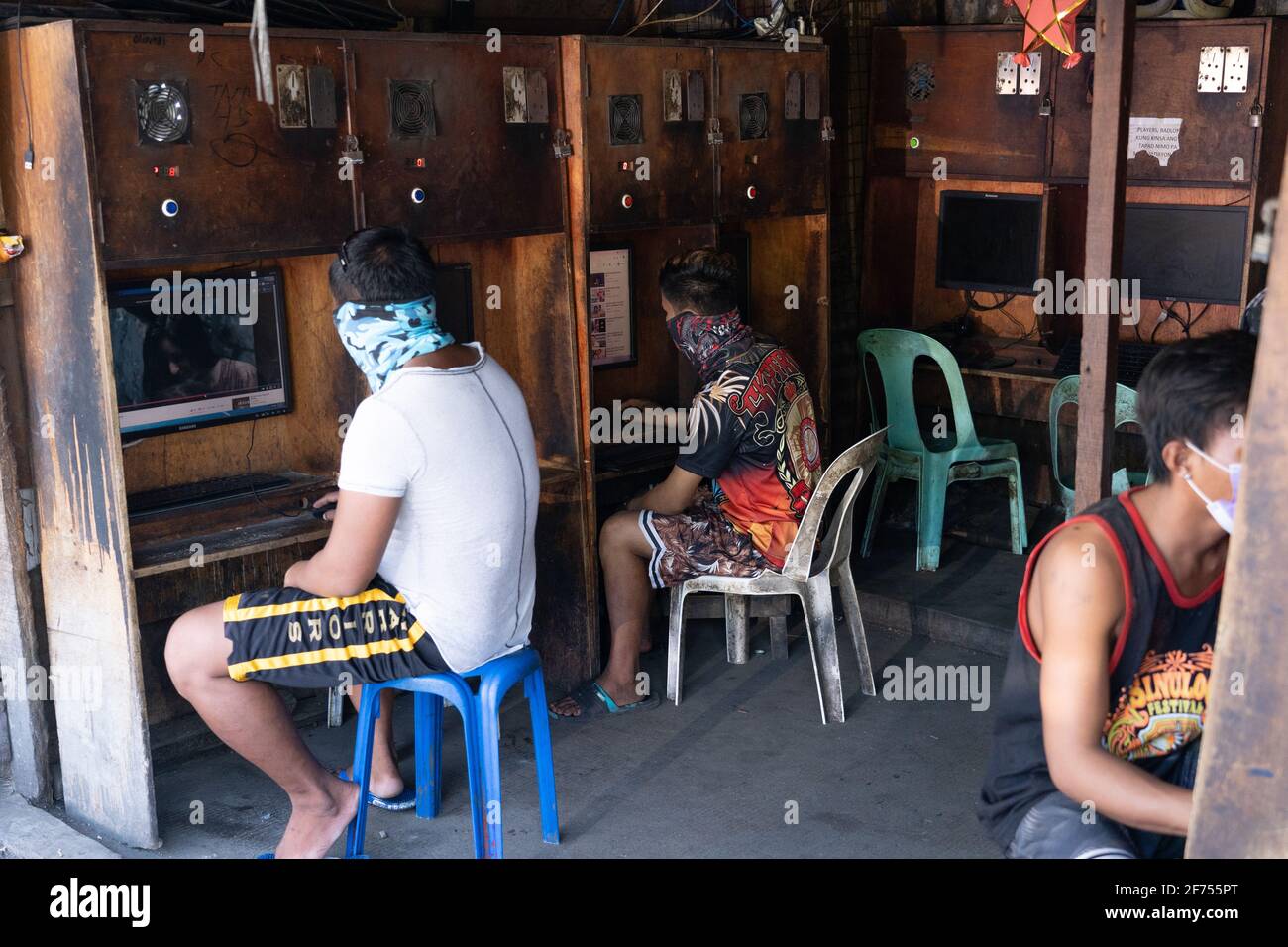 Teenagers using an internet cafe in a poor area of Cebu City, Philippines Stock Photo
