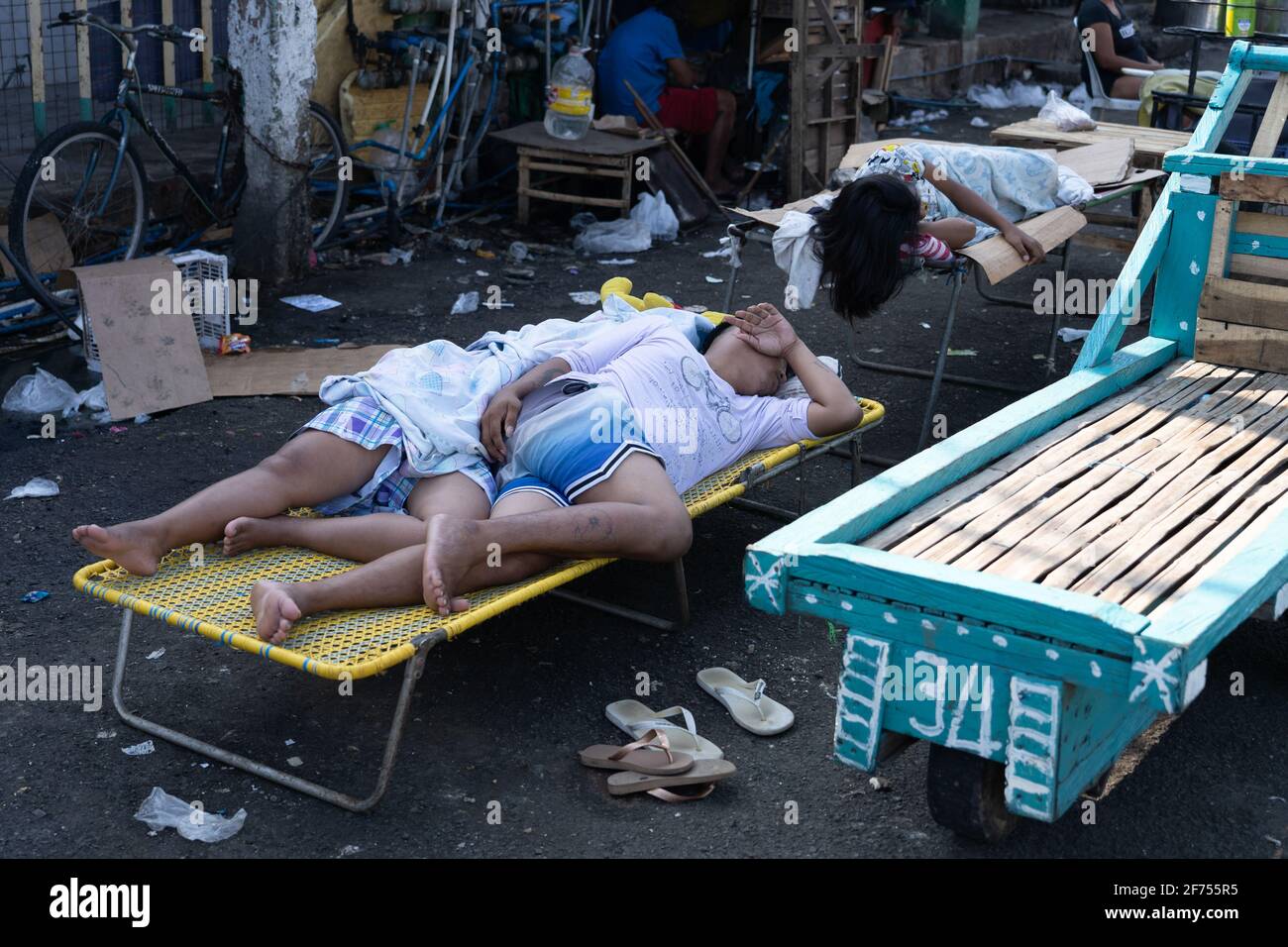 Homeless people sleeping on makeshift beds in a poor area of Cebu City, Philippines Stock Photo