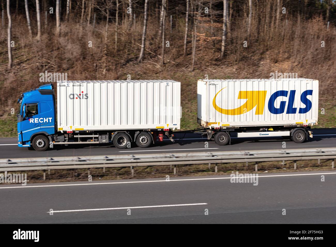 Recht Volvo FH combination truck with axis and GLS swop bodies on motorway. Stock Photo