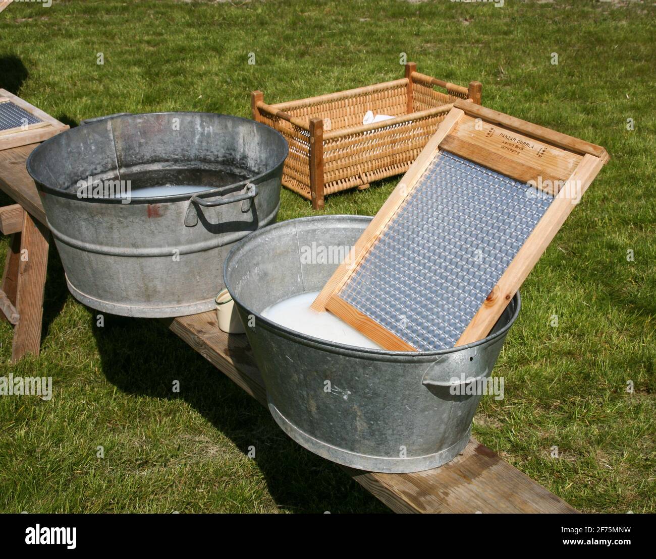 https://c8.alamy.com/comp/2F75MNW/laundry-wash-outdoor-in-the-country-in-wash-sink-basin-and-with-washboards-to-remove-dirt-2F75MNW.jpg
