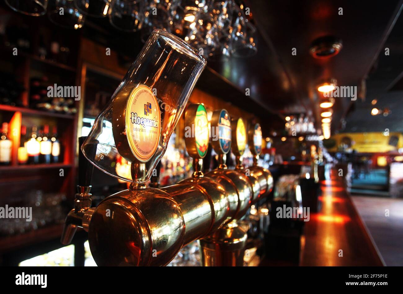 What's the Difference between a Bar & a Nightclub?