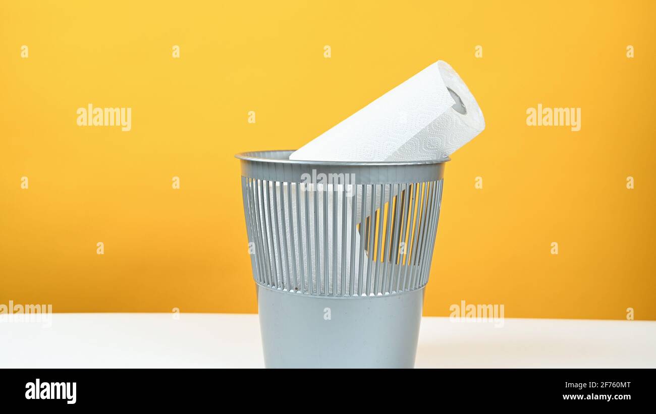 Throw paper towels in the trash can Stock Photo Alamy