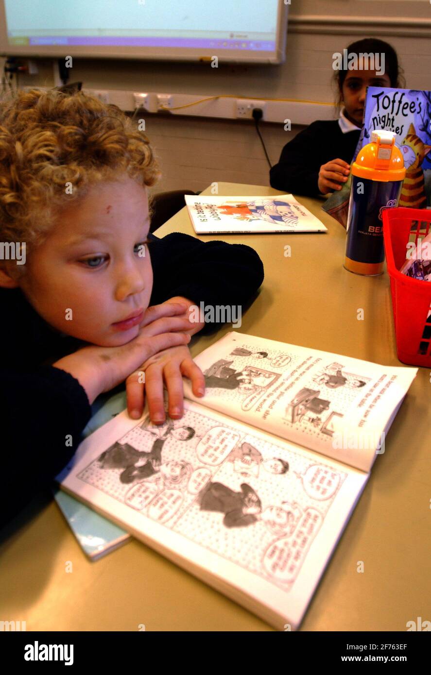 READING AT LORDSHIP LANE SCHOOL.7/11/05 TOM PILSTON Stock Photo