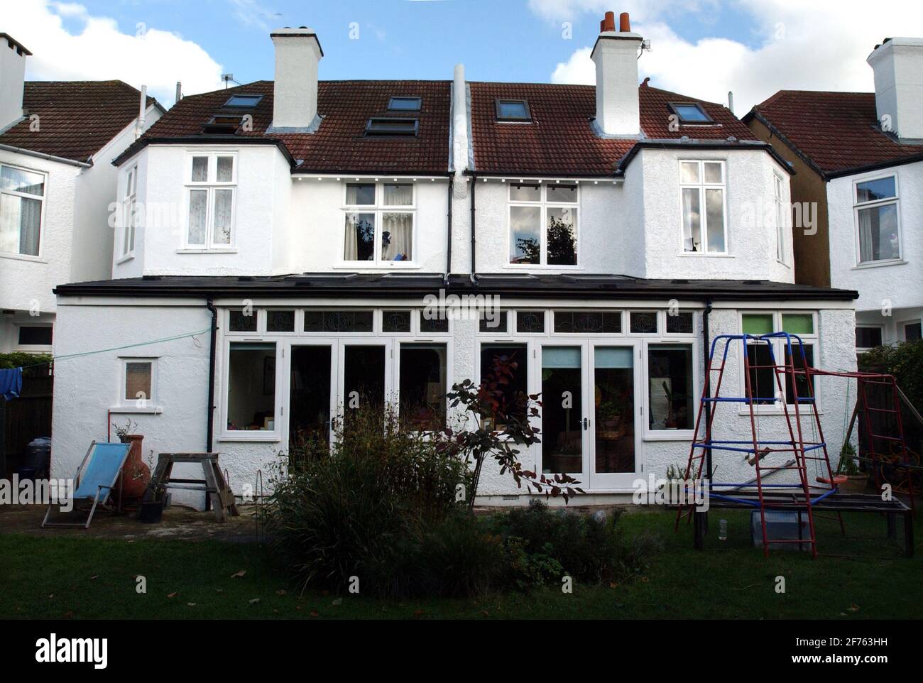 LUCY NEAL S TWO HOUSES INTO ONE 19 10 05 TOM PILSTON Stock Photo Alamy lucy-neal-s-two-houses-into-one-19-10-05-tom-pilston-stock-photo-alamy