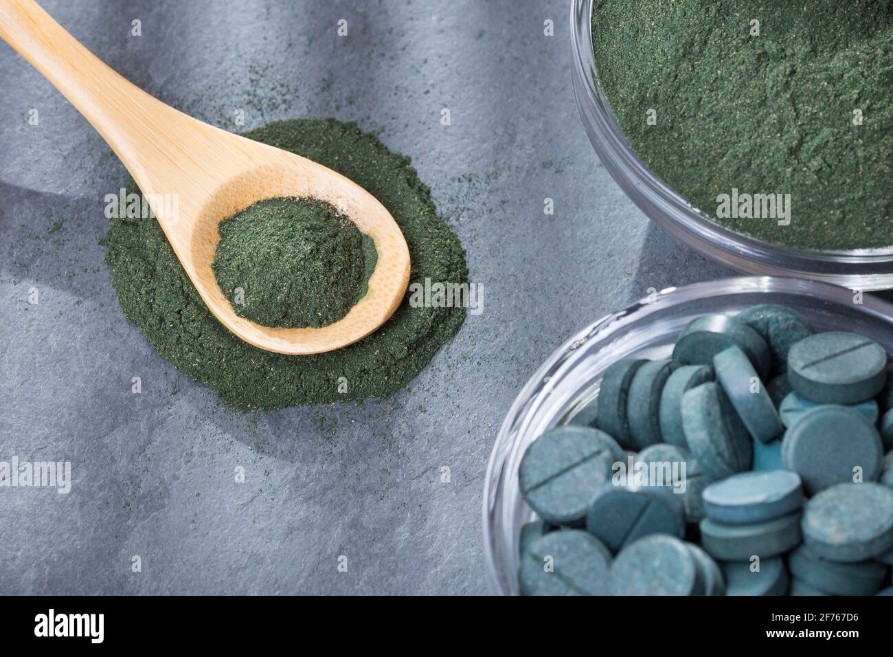 Spirulina powder and pills - Spirulina Stock Photo - Alamy