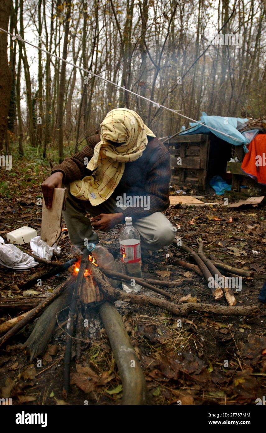MOHAMED FROM DAFUR IN SUDAN,ONE OF MANY AYSLUM SEEKERS LIVING IN A WOOD NEAR CALAIS. 13/12/05   TOM PILSTON Stock Photo