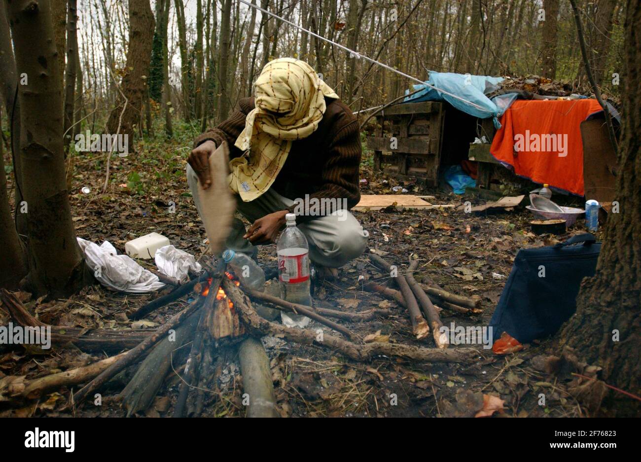 MOHAMED FROM DAFUR IN SUDAN,ONE OF MANY AYSLUM SEEKERS LIVING IN A WOOD NEAR CALAIS. 13/12/05   TOM PILSTON Stock Photo