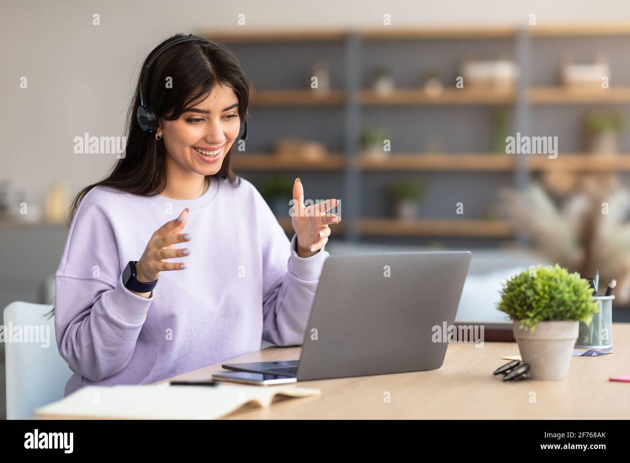 Woman headphones call center hi-res stock photography and images - Alamy