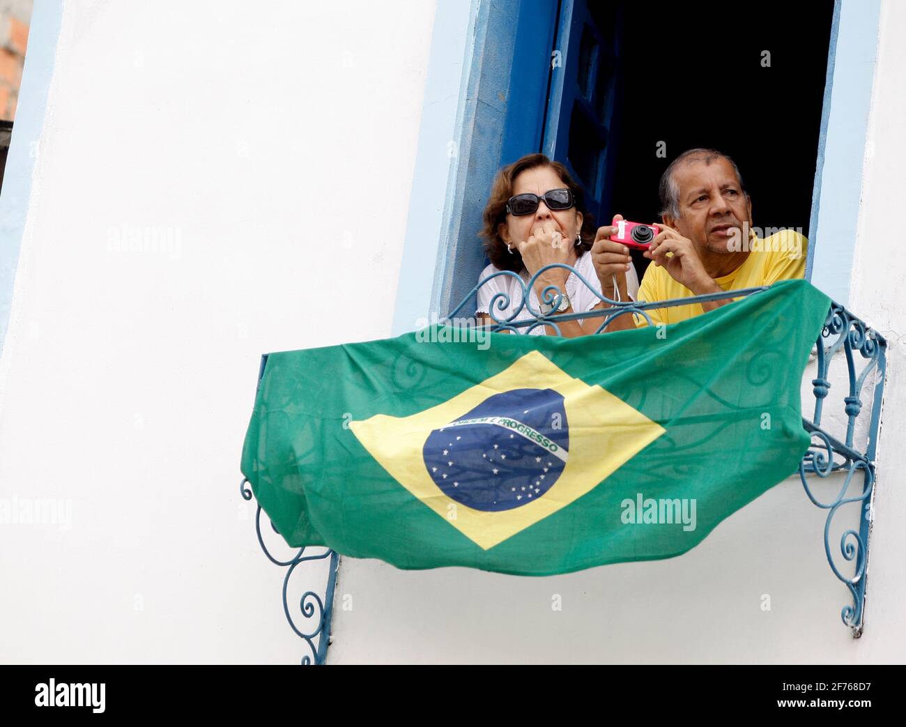 salvador, bahia / brazil - july 2, 2015: Person holds Brazilian flag in the Lapinha neighborhood of Salvador, during the July 2 celebrations, symboliz Stock Photo
