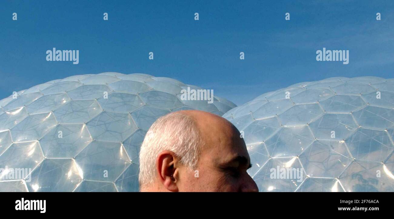 iain duncan smith AND HIS WIFE BETSY ON A VISIT TO THE EDEN PROJECT IN CORNWALL.16/10/03 PILSTONiain duncan smith Stock Photo