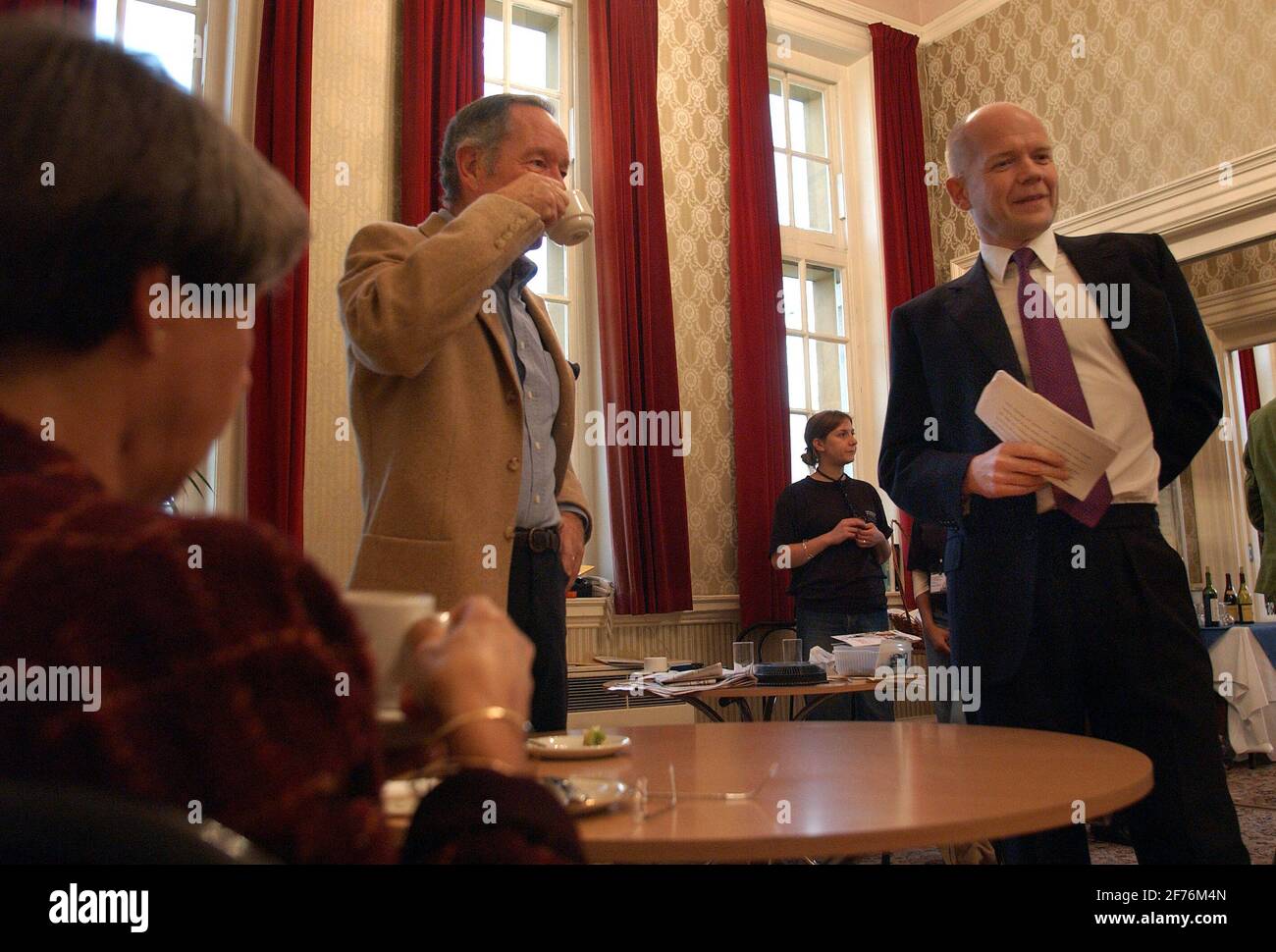 WILLIAM HAGUE  TALKS TO MICHAEL BUERK AT THE CHELTENHAM LITERARY FESTIVAL.14/10/04 PILSTON Stock Photo