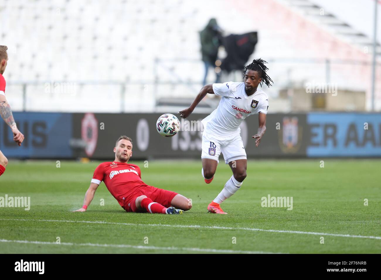 Majeed Ashimeru of RSC Anderlecht Controls the ball during the UEFA News  Photo - Getty Images